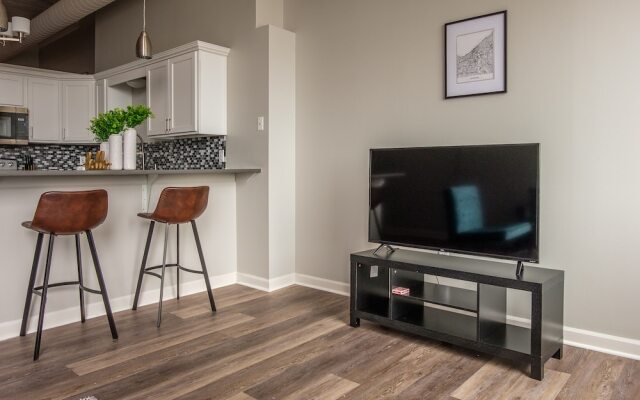 Downtown 1 & 2 BR Apt with Kitchen by Frontdesk