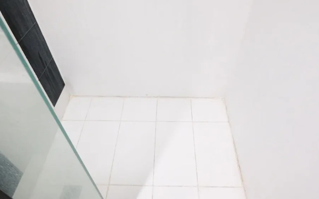 Comfy And Tidy Studio At The Square Apartment