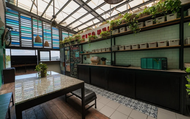 Mayan Monkey Hostel & Bar