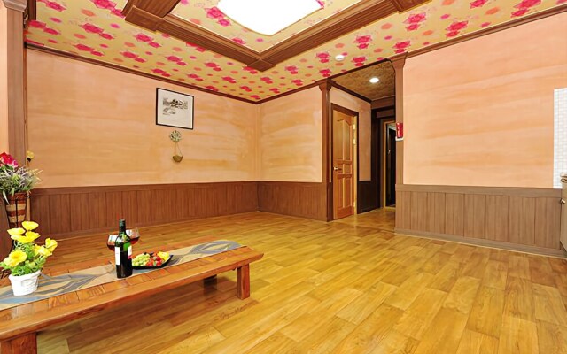Yeongju Pusoksa Maple Road Pension