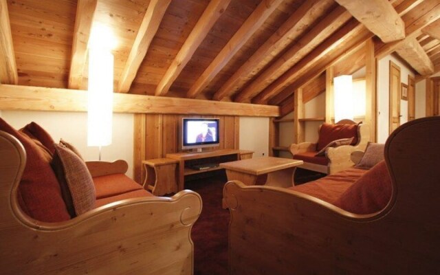 Plush Apartment in Les Deux-alpes With Balcony