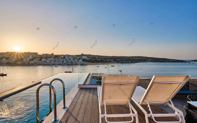 Luxury House With Pool