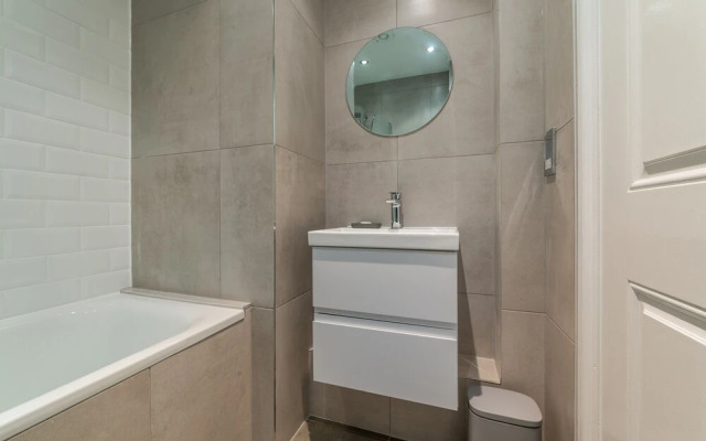 140 Minories