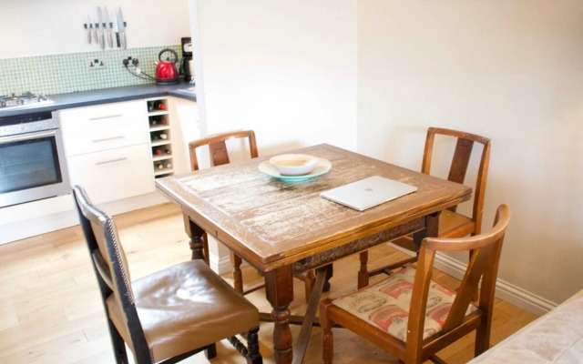 Modern And Charming 2 Bedroom Old Town Apartment