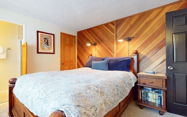 Sierra Manors 75 Cozy and Comfy Condo, On the Shuttle Route by Redawning