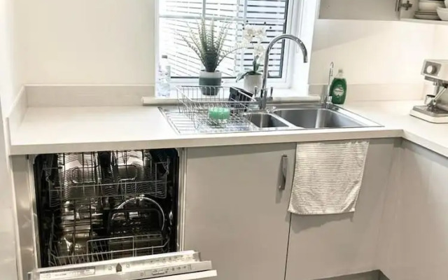 High END Spacious 4 Bed House - Free Parking