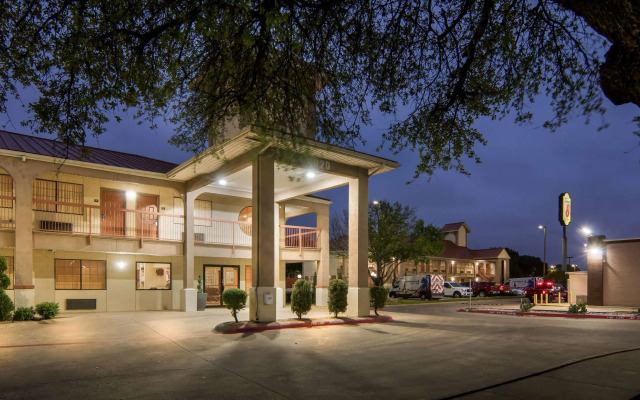 Super 8 by Wyndham Grand Prairie Southwest
