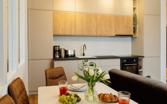 Sunny 2BR Flat - Top Location - Amazing Balcony