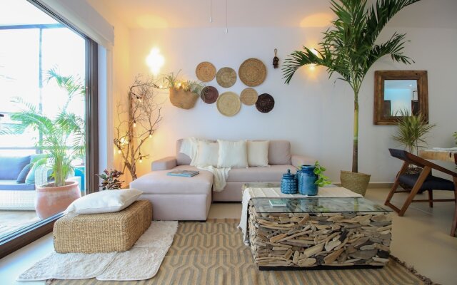 Beautiful Condo with Screened Terrace by the Pool