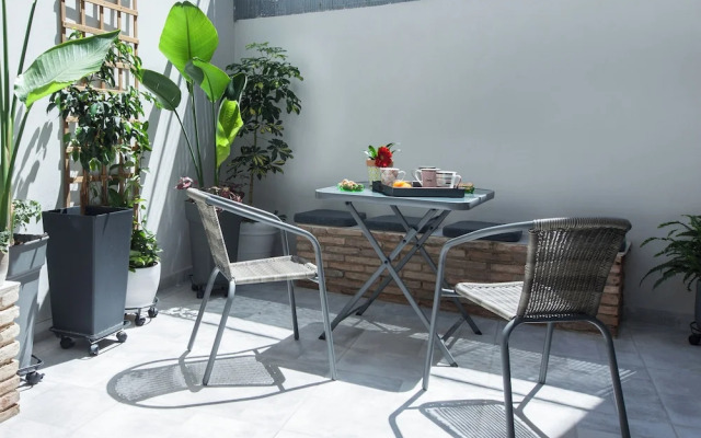 Pireas Jewel New Design Apt w Backyard