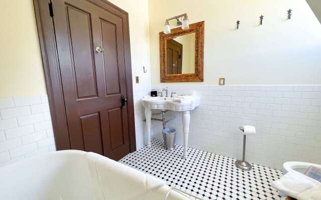 Sheridan Inn, B/W Signature Collection