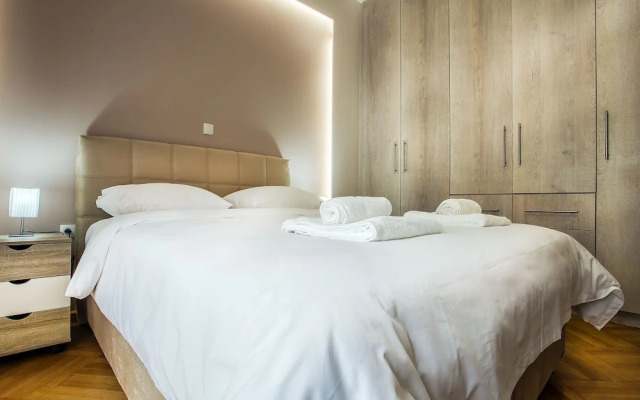 Spacious 3-Bedroom Apartment Near the Train