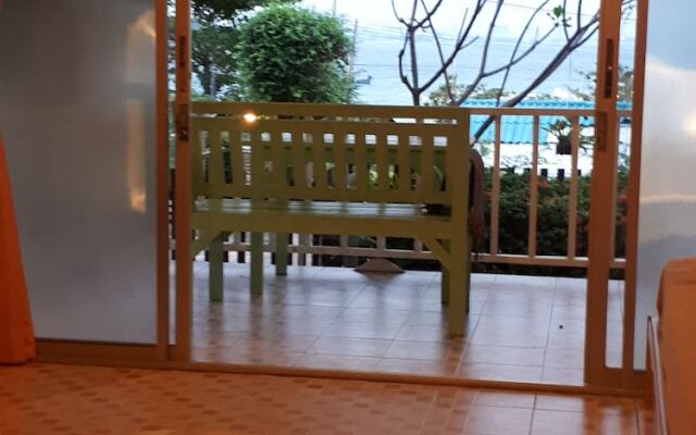Insook Ko Larn Guesthouse