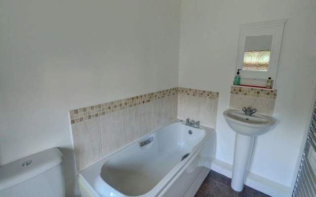 Tranquil holiday home in Swansea near Mountains