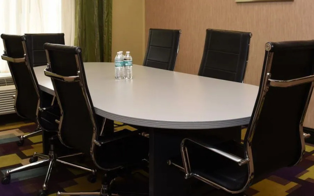 Holiday Inn Express Hotel & Suites Baton Rouge North