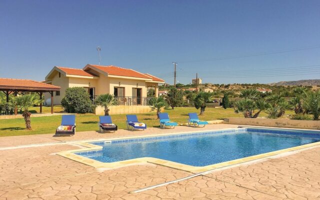 Beautiful Home in Maroni Lamaka With Wifi and 4 Bedrooms