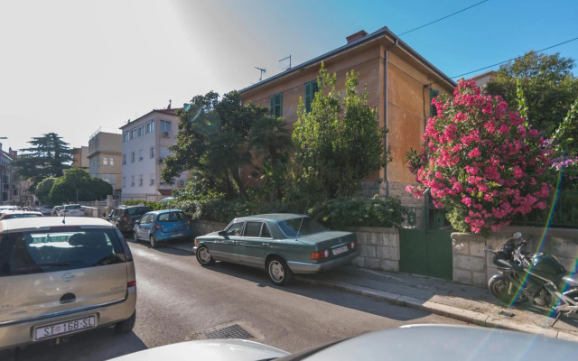Palm garden apartment in center with big terrace