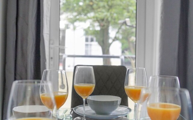 Paddington Station 2BR City Apartment