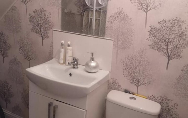 Self Contained 2 Bedrooms House Free Parking