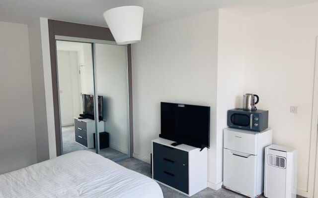 Lovely 1-bedroom With Private Balcony Near Barking