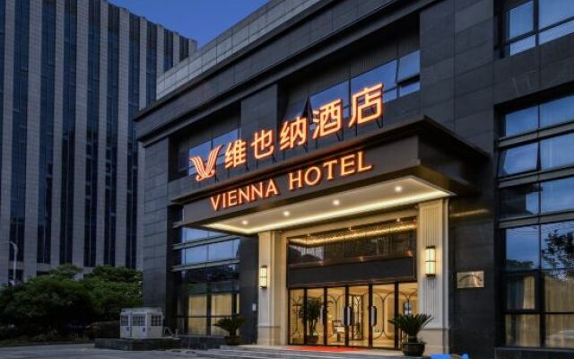 Vienna Hotel (Zhuji Station Baolong Plaza)