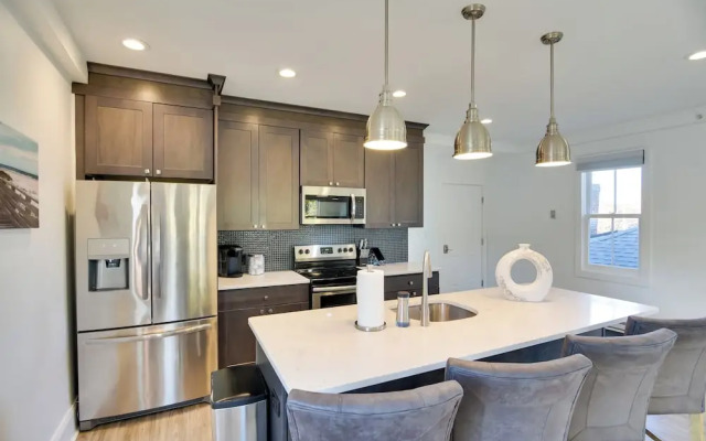 Walk to Bowen's Wharf: Condo in Dtwn Newport
