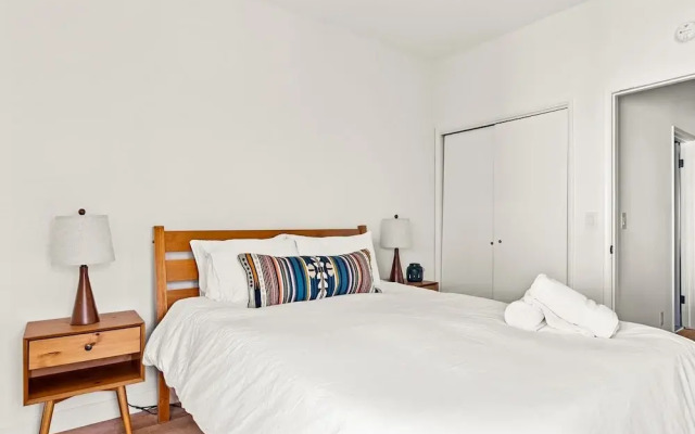 The Fancy Fox Stunning 4 BR Retreat, Min to Lake