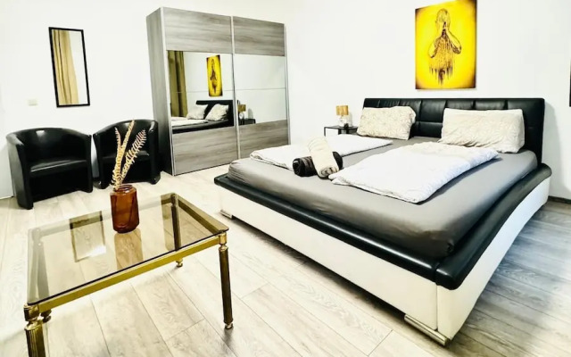 Bright 3BR Appt Steps from FAC Platz