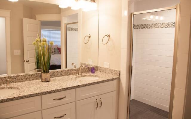 New Nations Home 5 Miles to Downtown