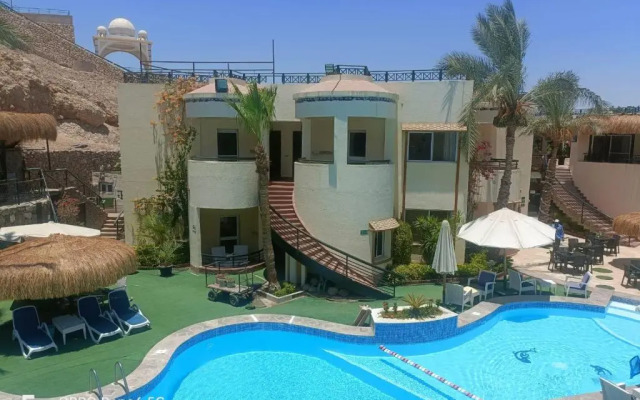 Naama Inn