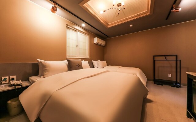 Daejeon Jungri Hotel Art Bin