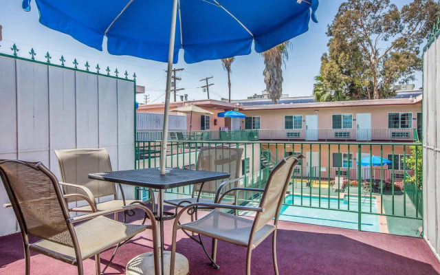 Rodeway Inn near Melrose Ave