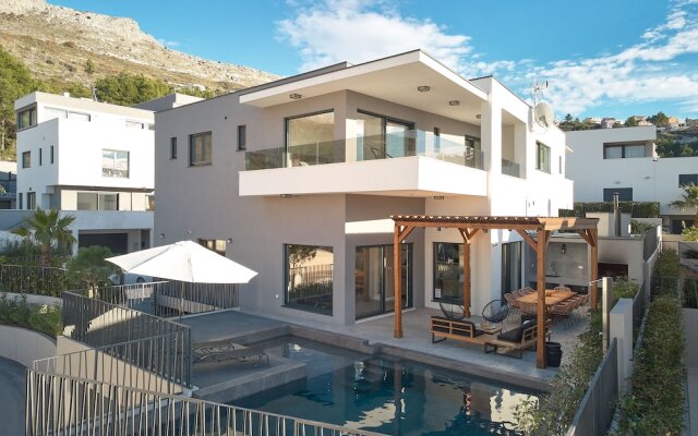 Luxury Villa With Pool, sea View and Servants apt