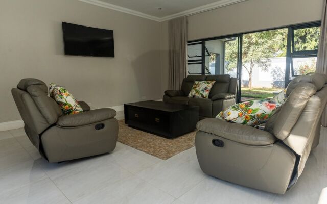 Upmarket 4 bed Chisipite House 2193