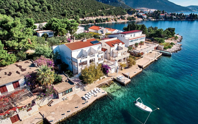 Sea front - free parking - A1(2+2)