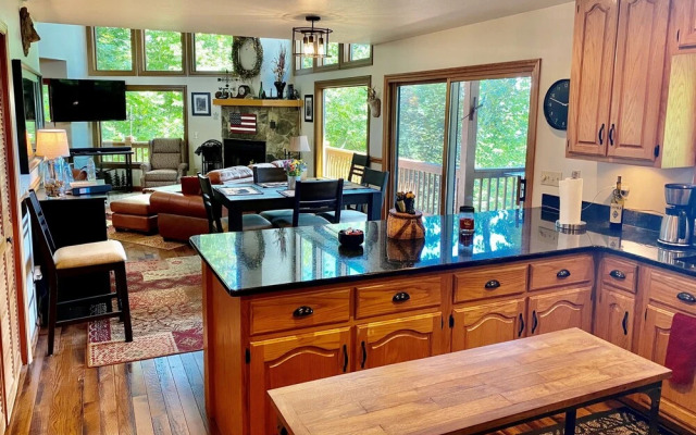Bear's Mountaintop Views 3 Bedroom Chalet by RedAwning