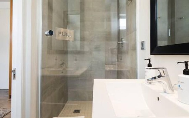 Beautiful Holiday Apartment Overlooking the Beach Modoco