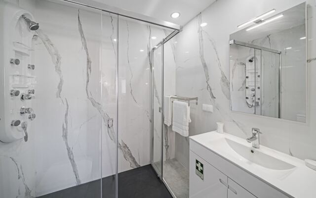 Alegria I, Overlooking the bay of Funchal