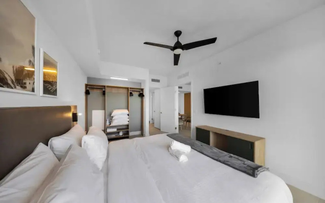 Skyline Retreat Chic 1-BR with City View