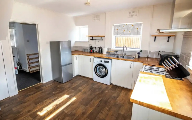 3 Bed Home - Sleeps 8 - Stoke City fc - Parking