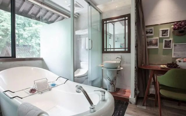 Yurong West Lake Cottage Resort