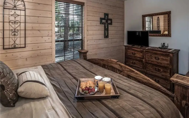 Wine N Pines - Two Bedroom Cabin with Hot Tub