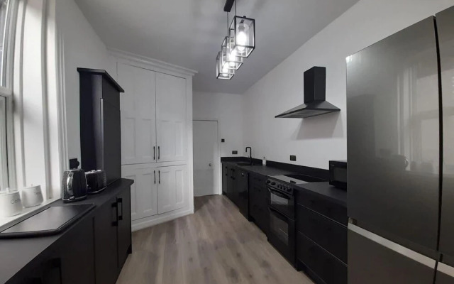 Spacious 5-bed House - Sleeps 10, Garden & Parking