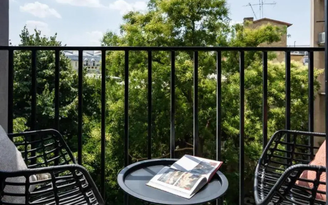 Bright 2BR Flat - Top Location - Green Views