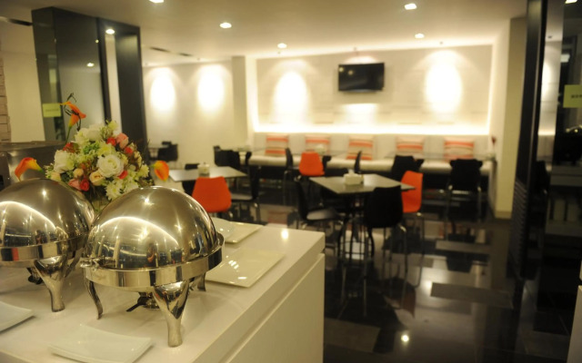 Leenova Hotel