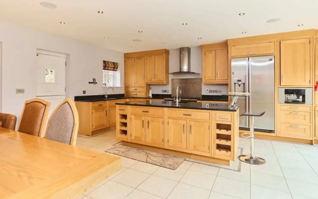 The Bourton-on-the-water Place - Lovely 5bdr House With Parking + Garden