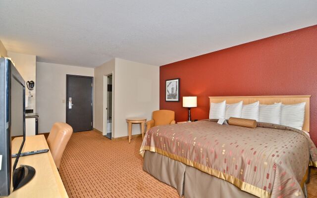 Clackamas Inn & Suites