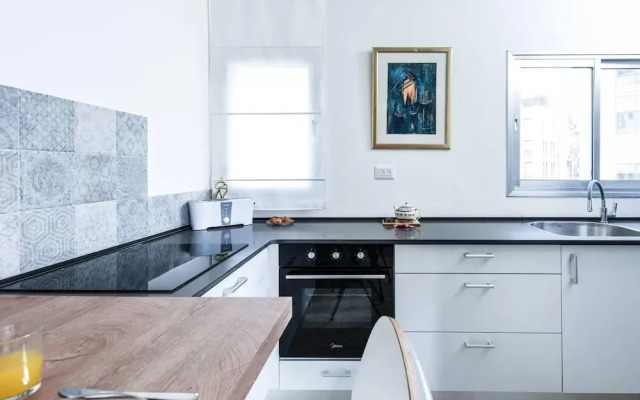 Apt with Balcony In the Heart of TLV