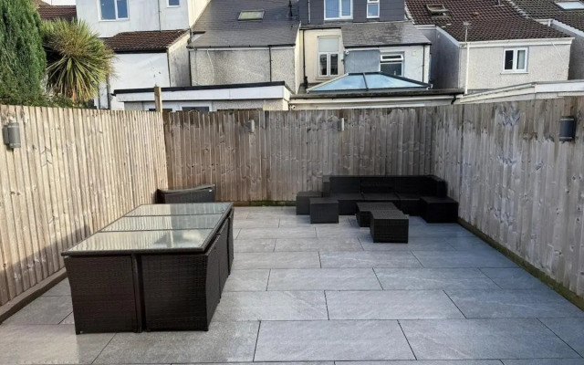 Luxurious Modern House With Garden Close To City Centre