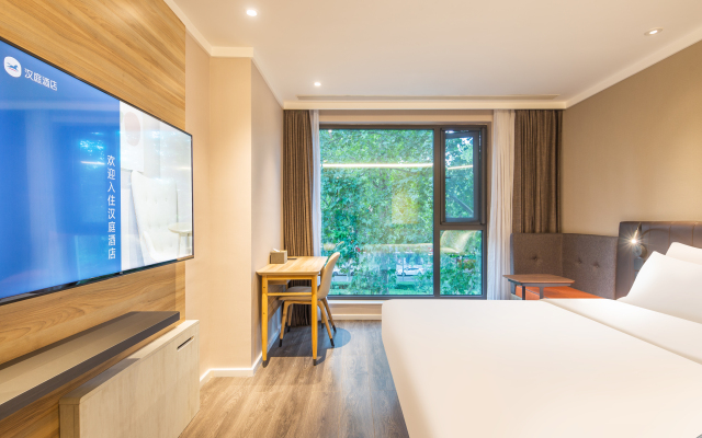 Elan Hotel (Luoyang Zhouwangcheng Plaza Subway Station Store)